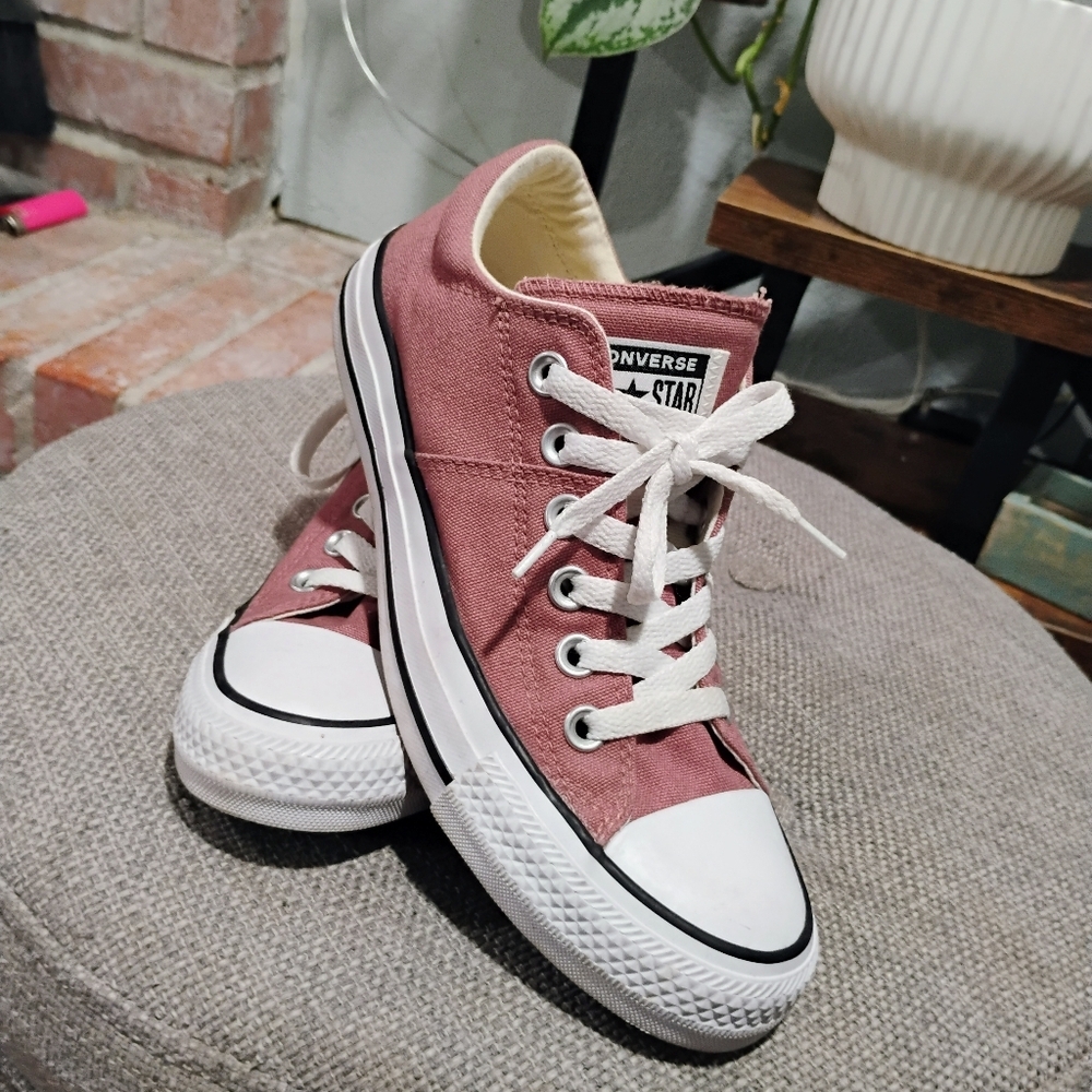 Converse Women's Chuck Taylor All Star Low Top Size 7 Sneaker Pink Shoes